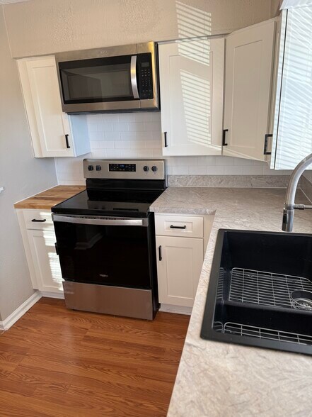 Building Photo - 509 E Mill St