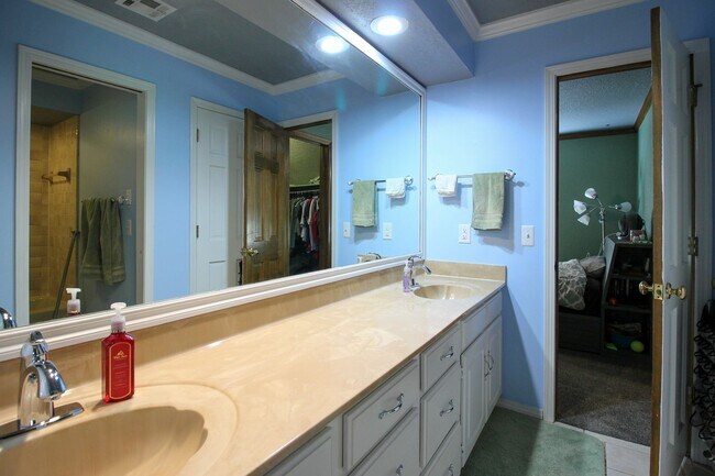Building Photo - Space Galore In This Jenks South East Home!