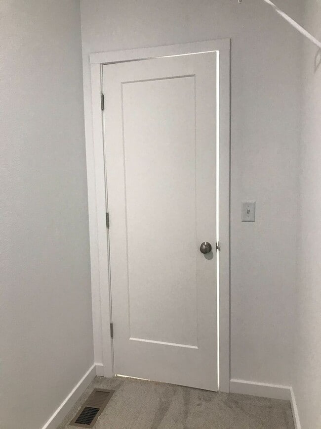 Building Photo - Executive Rental - 4 Bedroom 2 Baths