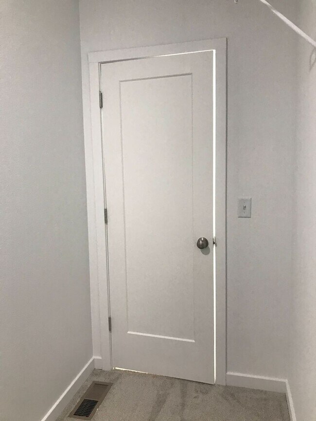 Building Photo - Executive Rental -  4 Bedroom 3 Baths