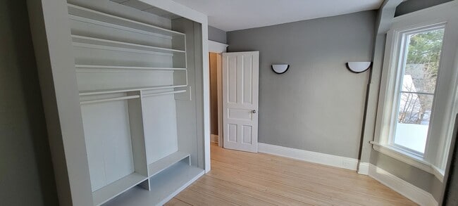 Building Photo - AVAILABLE NOW - 4 Bedroom with garage