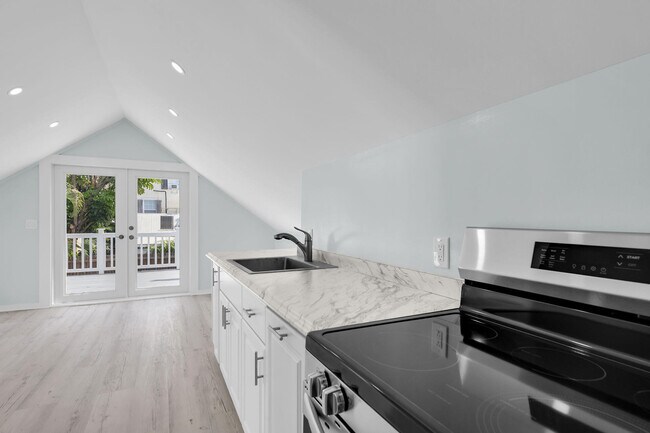 Building Photo - 1420 Petronia St