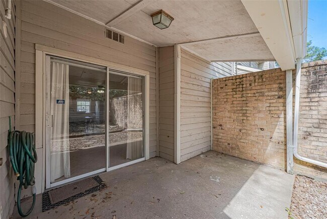 Building Photo - 2030 Plantation Dr