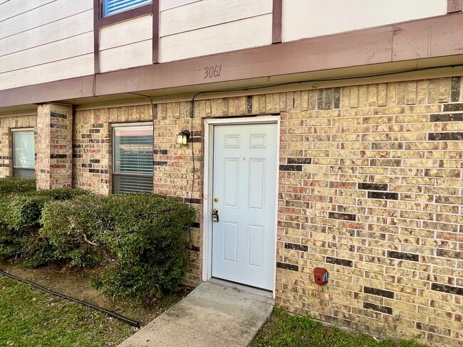 Building Photo - 3061 Olympia Dr