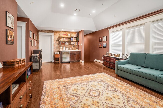 Building Photo - 508 W Polk St