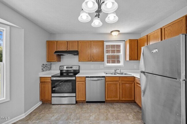 Building Photo - 450 Main St