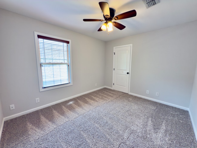 Building Photo - 638 Hidden Valley Dr