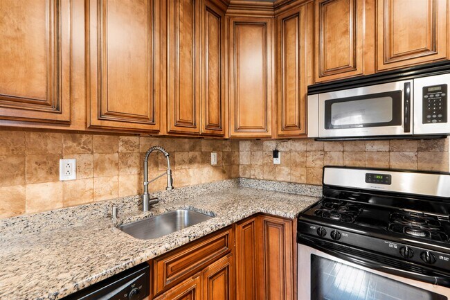 Building Photo - 70 South St