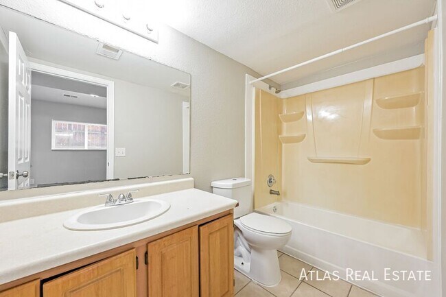 Building Photo - 4650 Vine St