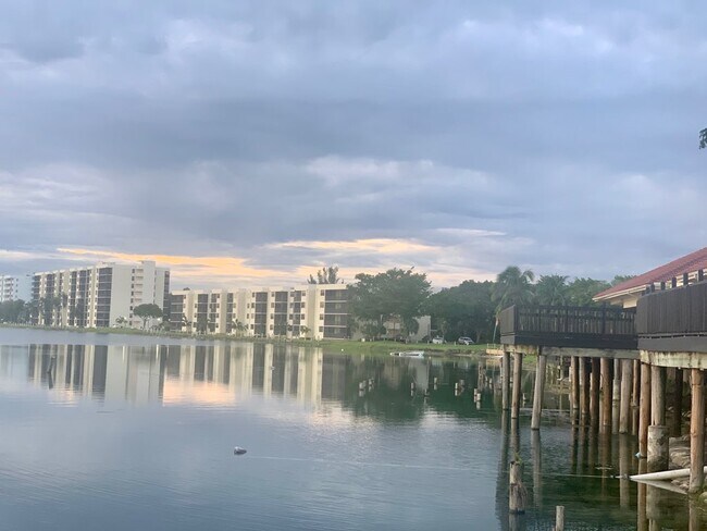 Building Photo - 110 Lake Emerald Dr