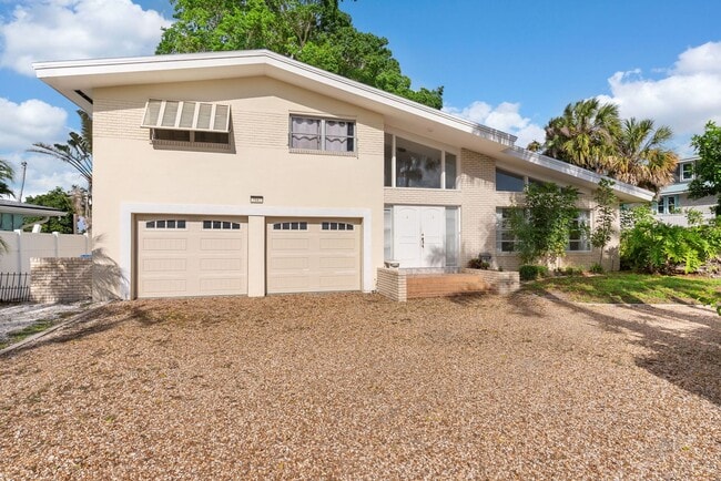 Building Photo - Waterfront 3 Bedroom in Yacht Club Estates