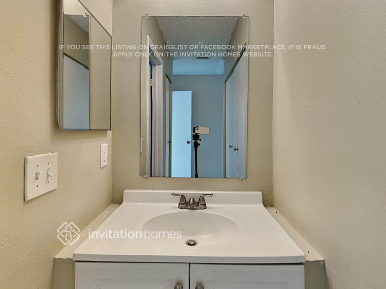 Building Photo - 234 Regal Park Dr