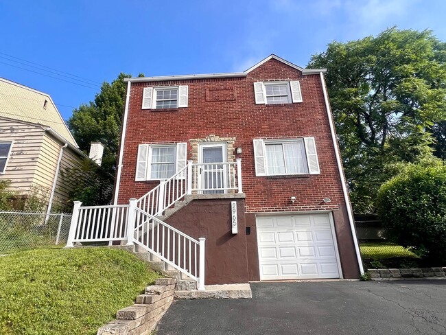 Primary Photo - Brentwood - Stunning 3 Bedroom 2 Bathroom ...