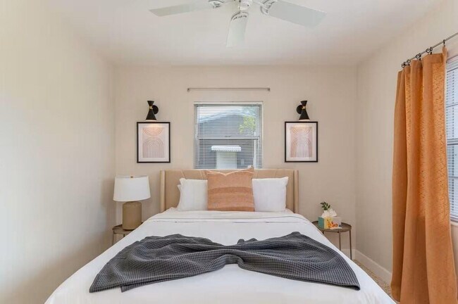 Building Photo - 176 SE 27th Pl