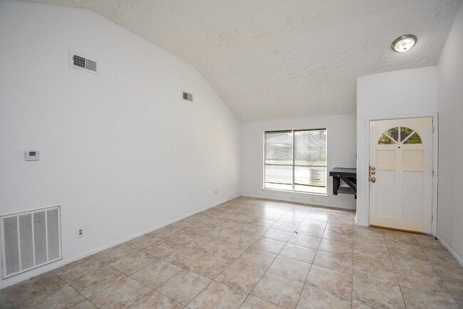 Building Photo - 16330 Meadowbrook Farm Rd