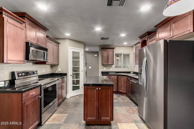 Building Photo - 3912 S Elm St