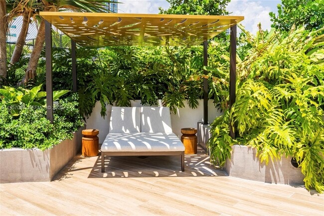 Building Photo - 700 NE 24th St