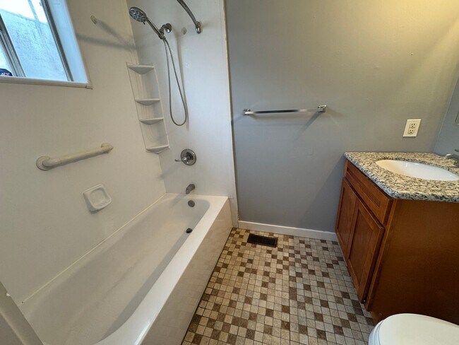 Building Photo - 119 W 39th St