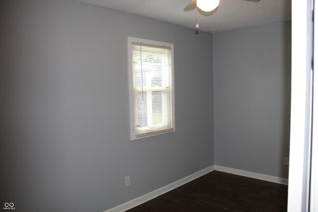 Building Photo - 3125 N Gladstone Ave
