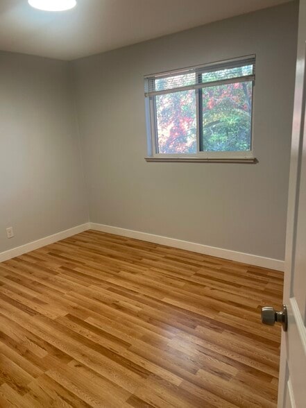 living room area - 521 N Corona St