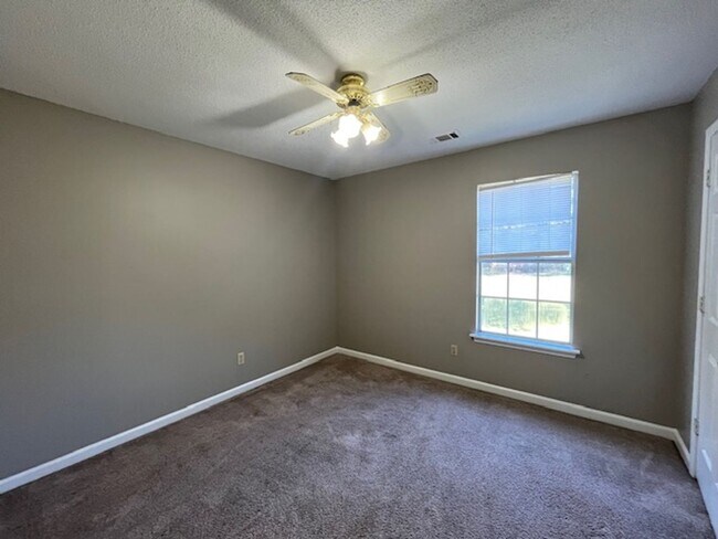 Building Photo - Renovated 3 Bedroom 2 Bath Home for Rent!!
