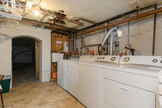 Building Photo - 11 Montague Pl
