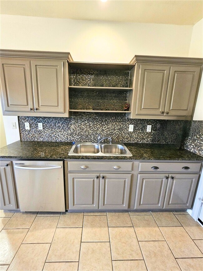 Building Photo - 1300 SW Willowbend Ave