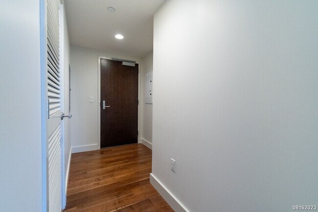 Building Photo - Waihonua 2br 2ba 2pkg (tandem) w/Storage, High Floor, Amenities (Honolulu)
