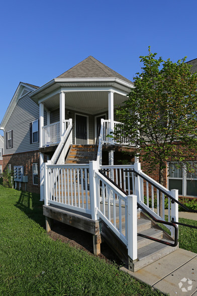 Exterior - Falcon Crest Apartments