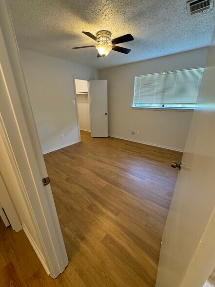 11.5'x11.5' ~130 sq ft bedroom w/ walk-in closet - 7000 Oak Meadow Cir