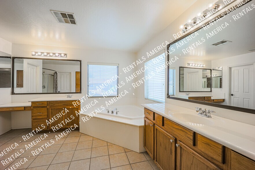 Building Photo - 3854 E Parkview Dr