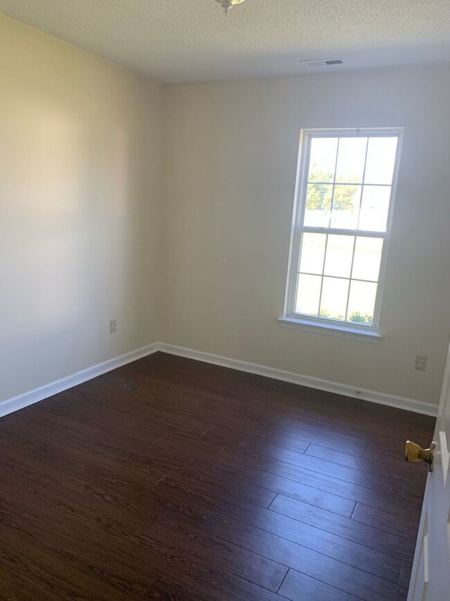 Building Photo - 128 Sutton Dr