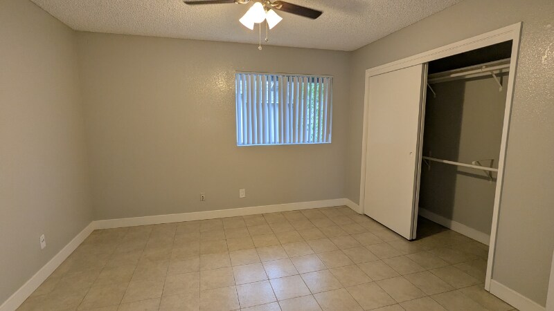 Building Photo - 815 N Peach Ave