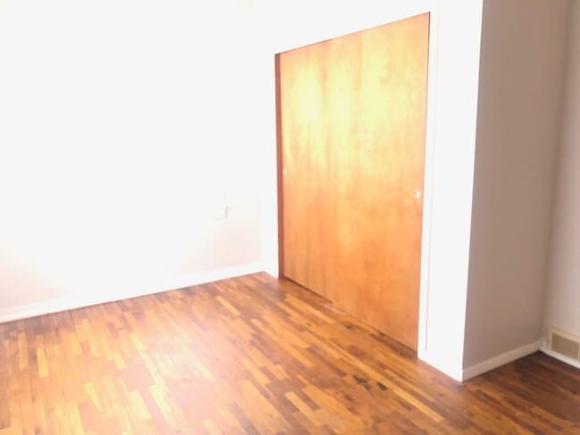 Building Photo - Neat 3 BR house in south Bloomington. Hardwood floors