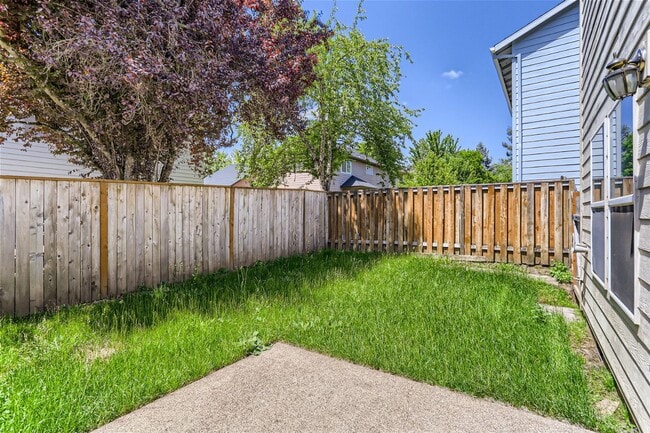 Building Photo - Spacious Two-Level Duplex Home with Fenced Backyard in Hillsboro!