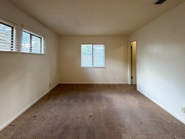 Building Photo - 2/2 Home in Turkey Creek Forest - Availabl...