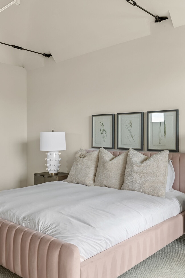 Building Photo - 1325 N Dewey Ave