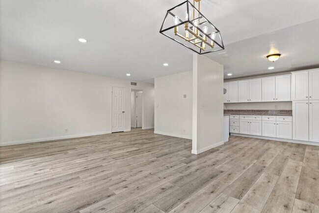 Building Photo - Beautiful Updated Santa Clarita Home | Large Backyard | Attached 2-Car Garage