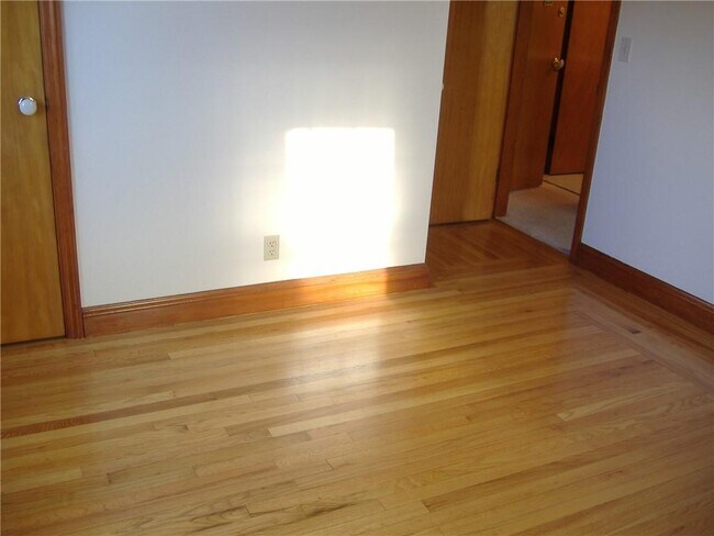 Building Photo - 18 Burnside St