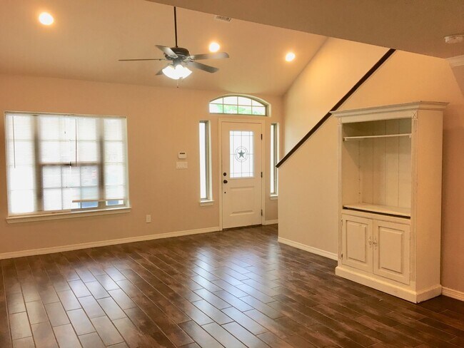 Building Photo - 817 Dominik Dr