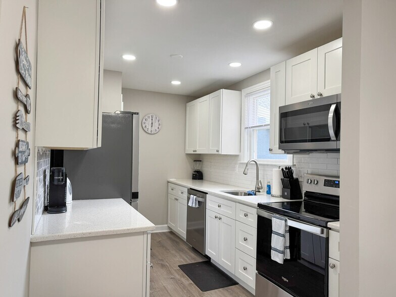 Furnished Kitchen - 309 W Holly Oak Rd