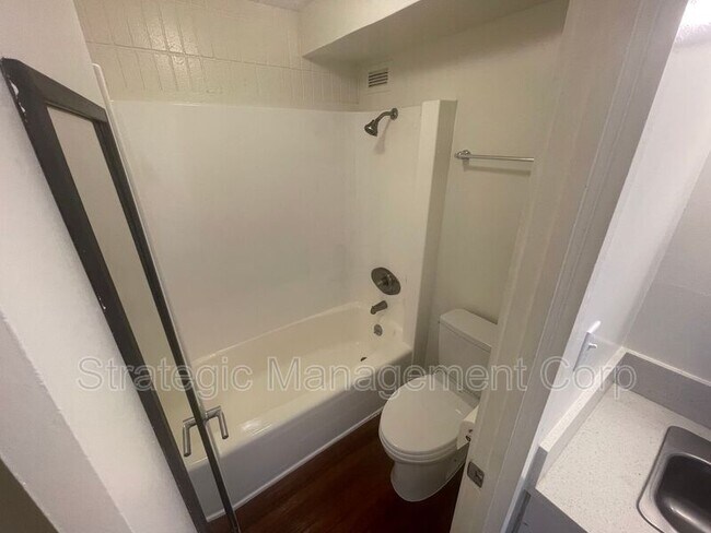 Building Photo - 1301 Lusitana St