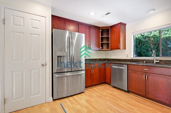 Building Photo - "Spacious 5-Bed Gem with 2.5 Baths in Prime Redmond Location!"