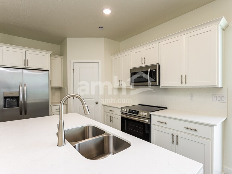 Building Photo - 1402 W Mahogany St