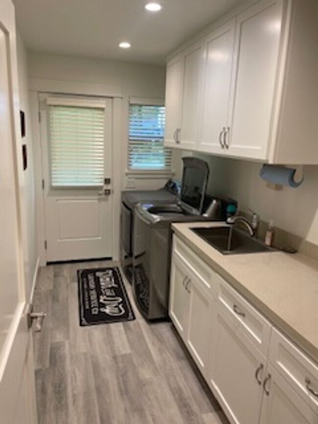 Building Photo - 1481 Hollister Ln