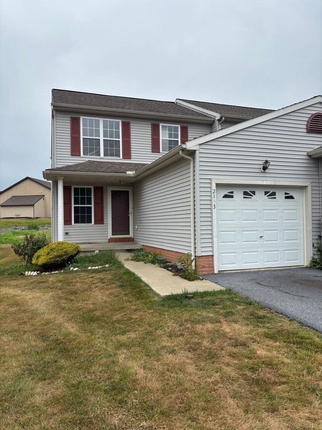 Building Photo - Beautiful 3 bedroom 2.5 bath end unit townhouse