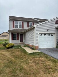 Building Photo - Beautiful 3 bedroom 2.5 bath end unit townhouse