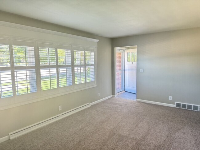 Building Photo - Beautiful 2 BR house in Bloomington. 1.5 bathroom