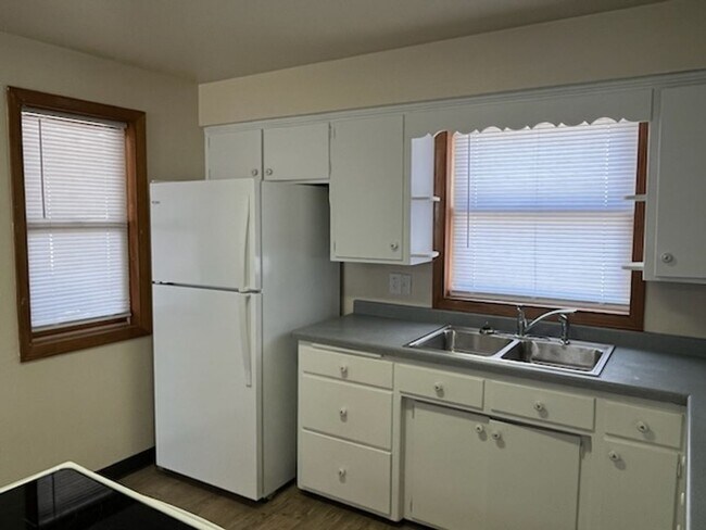 Building Photo - E0272 WI-54