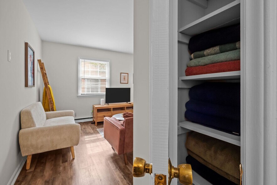 Building Photo - 1208 W Murray Ave